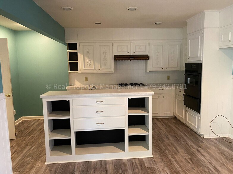 Building Photo - 1901 S 72nd St