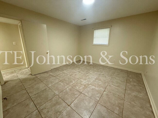 Building Photo - 1506 Oakshire-Water Included