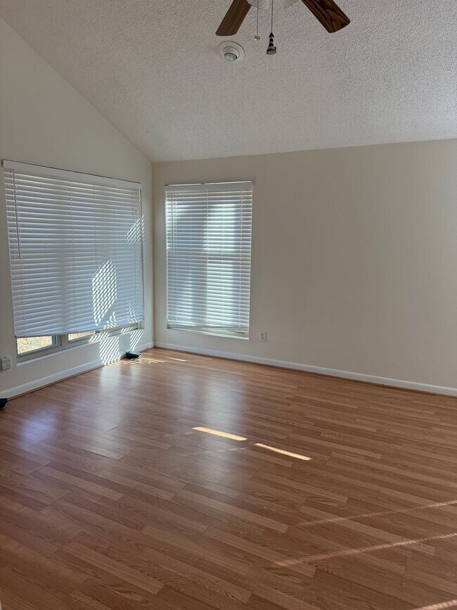 Building Photo - Adorable 2 Bedroom Off Alamance Church Road