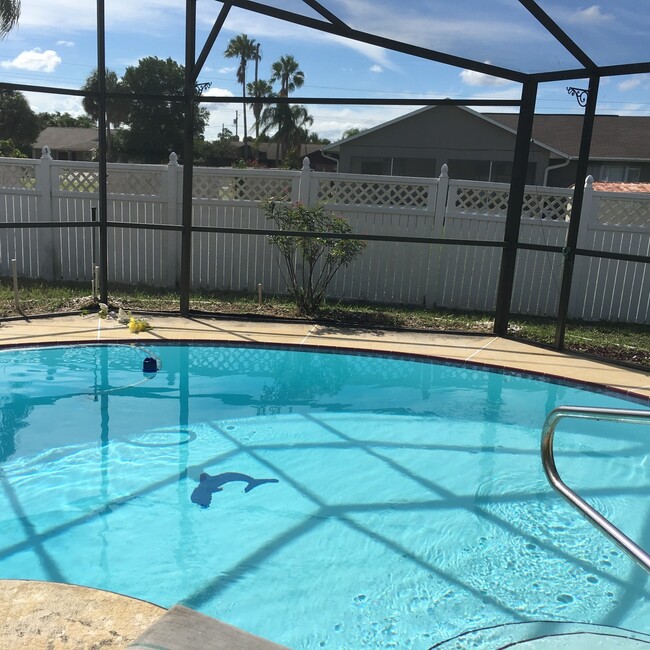 Building Photo - Pool home in county club area