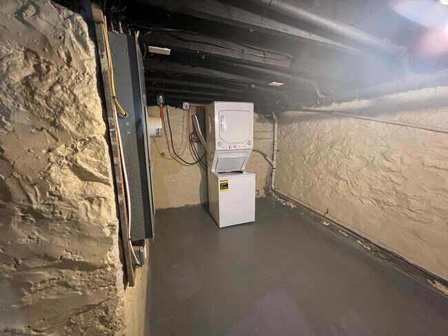 Building Photo - Big 2 bedroom home, fully rehabbed with laundry in home