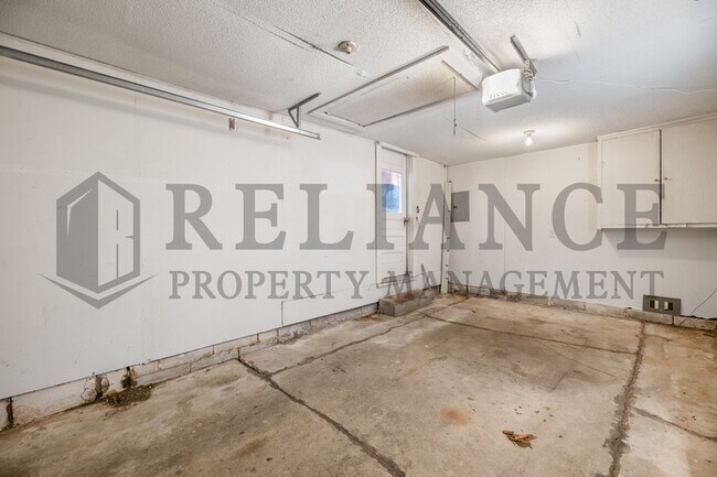 Building Photo - 4825 E Pine St