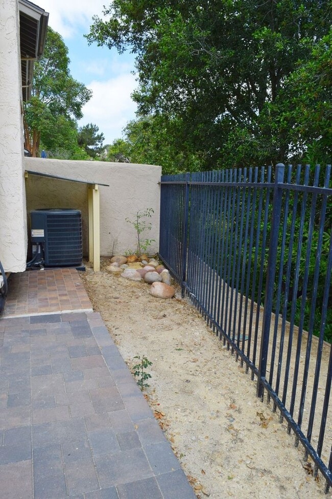 Building Photo - Stunning 4BR 2.5BA UTC Townhome - Updated ...