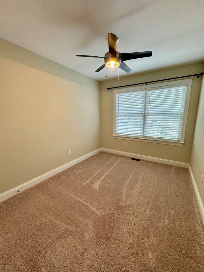 Building Photo - Spacious townhouse for rent in Bluestone H...