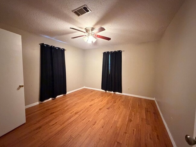 Building Photo - Welcome to this charming 3-bedroom, 2-bathroom home located in the heart of Russellville