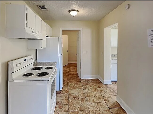 Building Photo - 5435 Lily St