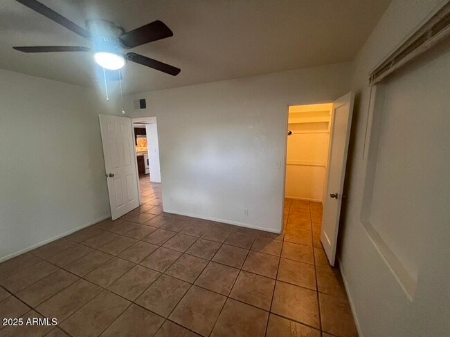 Building Photo - 526 S Mesa Dr