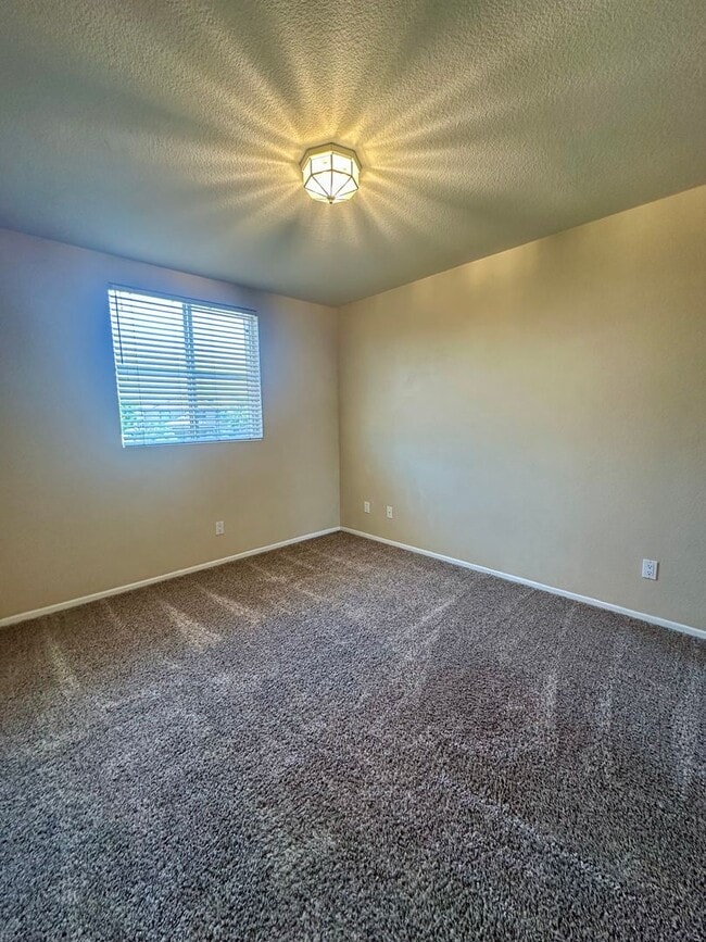 Building Photo - Large 3 bedroom home with loft and large b...