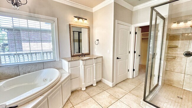Building Photo - 1501 NE Greenbrier Ct