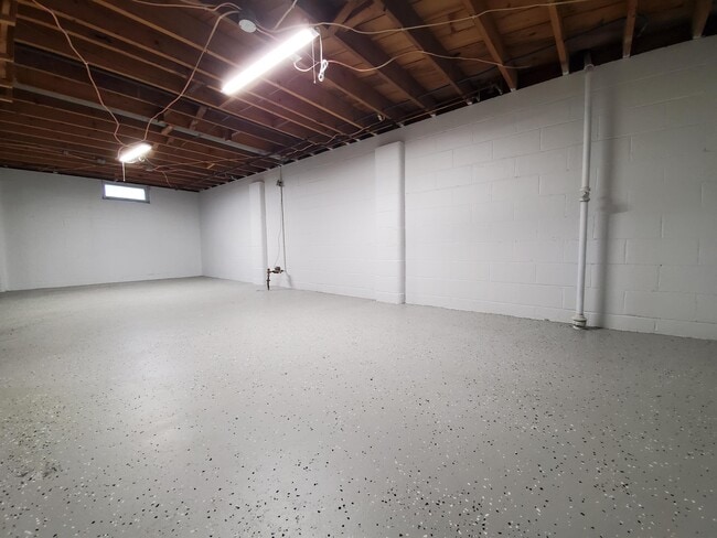 Building Photo - 2004-16 1/2 16 1/2 St NW