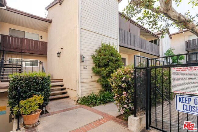 Building Photo - 14990 Victory Blvd