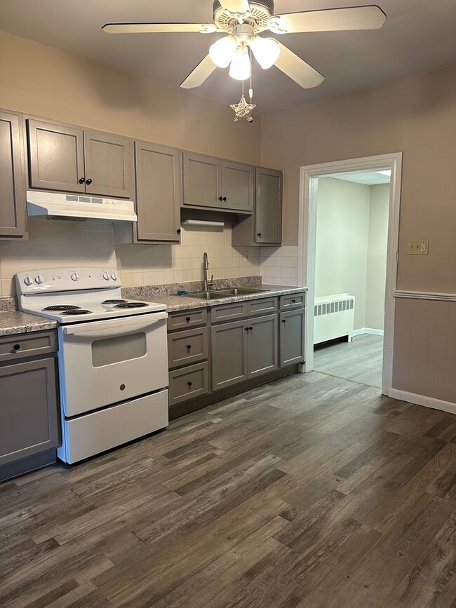 Building Photo - Two Bedroom Row Home for Rent