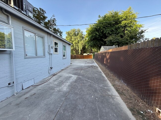 Building Photo - 1720 Vermont Ave