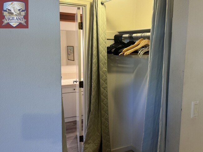 Building Photo - Amazing Furnished 4 bedroom home