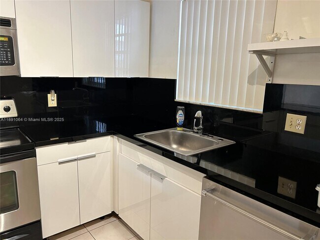 Building Photo - 9430 Live Oak Pl