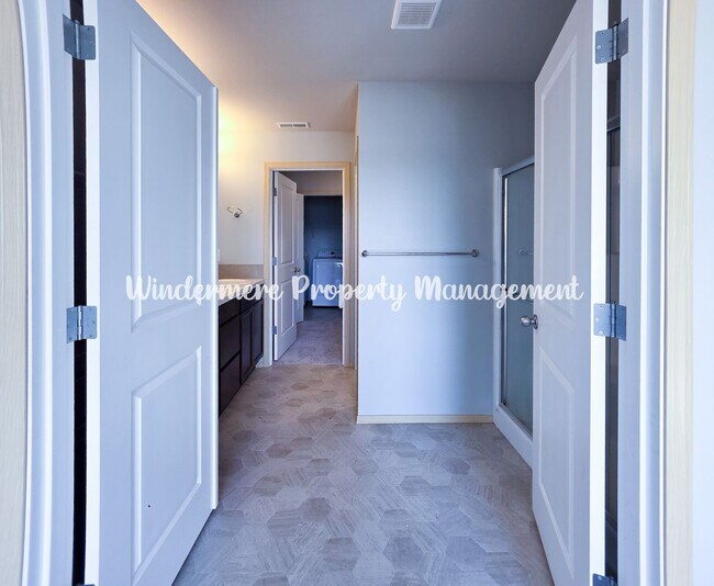 Building Photo - Bright and charming 3 bed townhome in Pinn...
