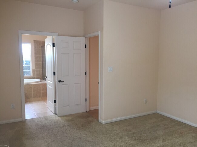 Building Photo - Wonderful 4+2 located North of Stockdale H...
