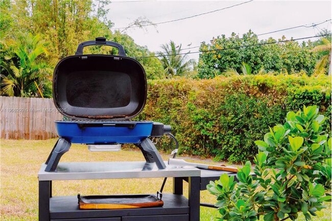 Building Photo - 1075 NE 120th St