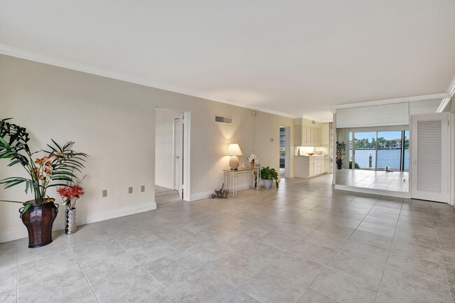 Building Photo - 2727 Yacht Club Blvd