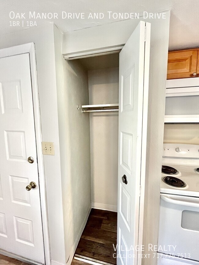 Building Photo - 204 Oak Manor Dr