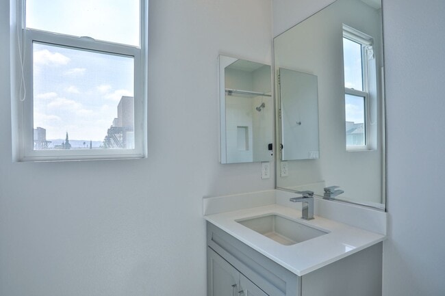 Building Photo - 3 bedroom 2.5 bath in Gated Community