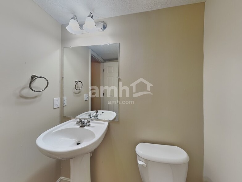 Building Photo - 924 Fresno St