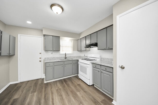 Building Photo - 1736 Crestdale Dr