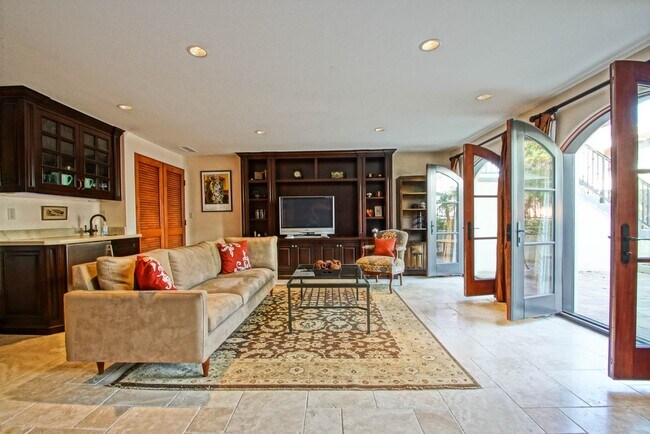 Building Photo - LUXURIOUS & FULLY FURNISHED, 2800 SQ FT WALKSTREET HOME W/ GREAT OCEAN VIEWS, LARGE DECK, 3 BALCO...