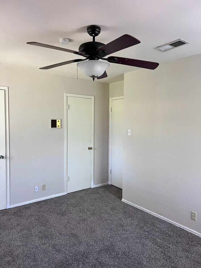 Building Photo - 1217 Briarwood Dr