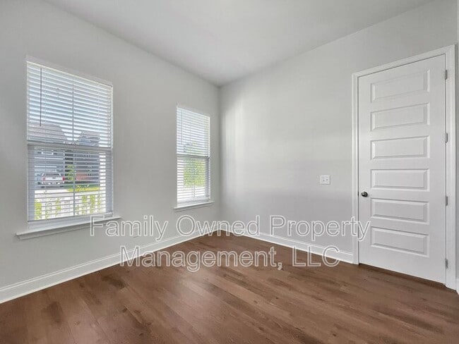 Building Photo - 420 W Respite Ln
