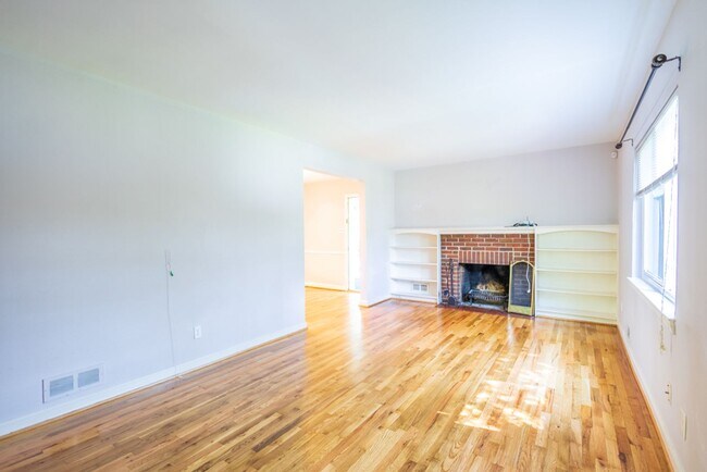 Building Photo - Charming  3 BR/1 BA Single-Family Home in ...