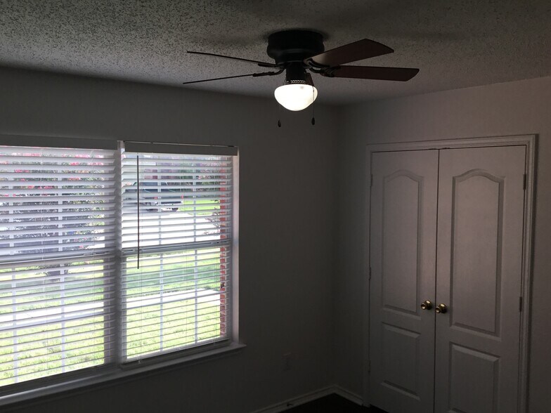 Building Photo - 902 Pryor Dr