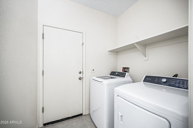 Building Photo - 2430 E Alonso Dr