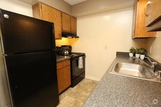 1 BR - Kitchen - Highgate Springs Apartments