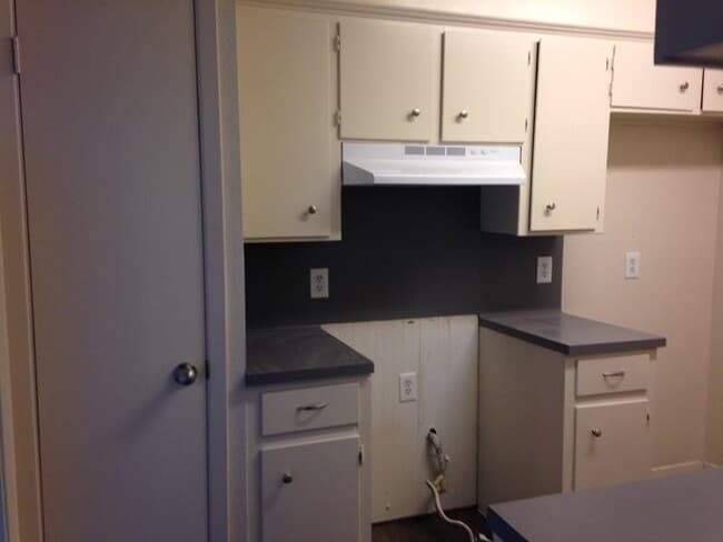 Building Photo - 1710 Ledgewood Dr