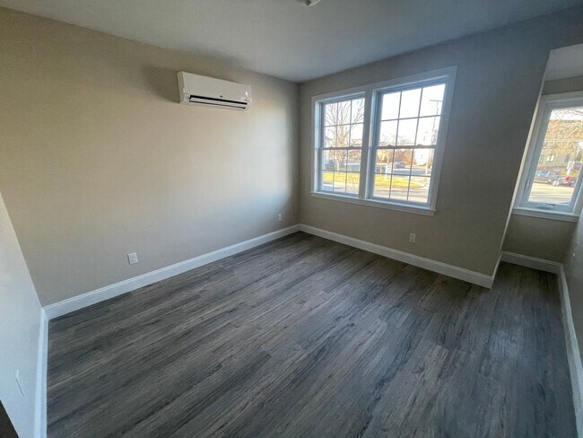 Building Photo - 129 Kenoza Ave