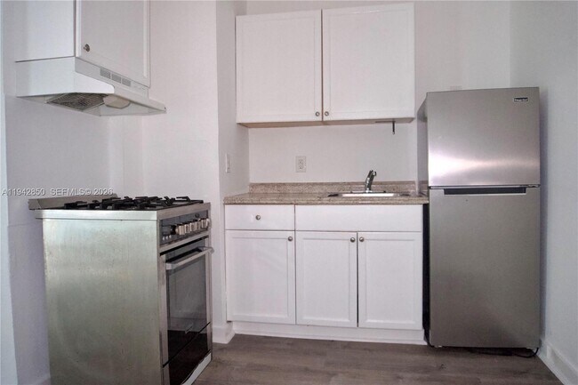 Building Photo - 501 SW 6th Ct