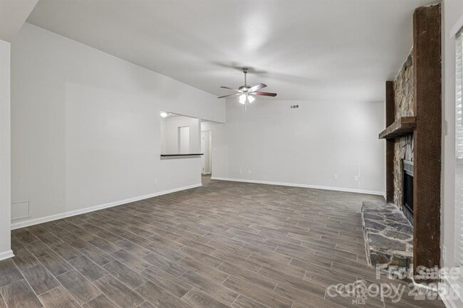 Building Photo - 7030 Huntsmaster Dr