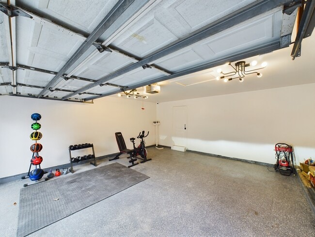 Building Photo - 7702 Antoine Dr