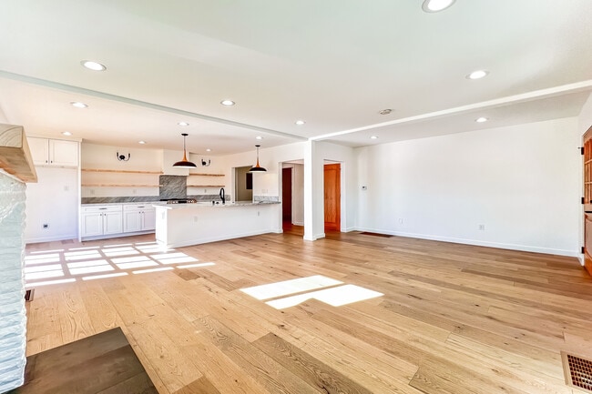 Building Photo - 103 N Kingsley Dr