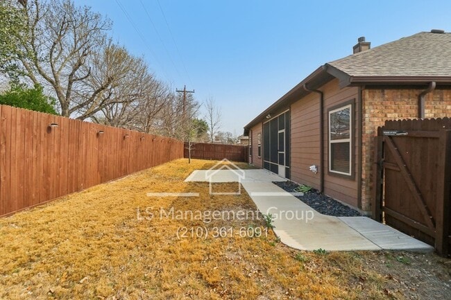 Building Photo - 1041 Water Oak