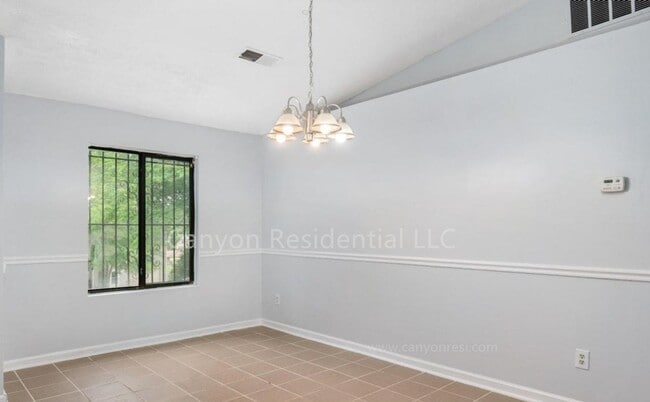 Building Photo - Beautiful 3b Room!Move in ready!