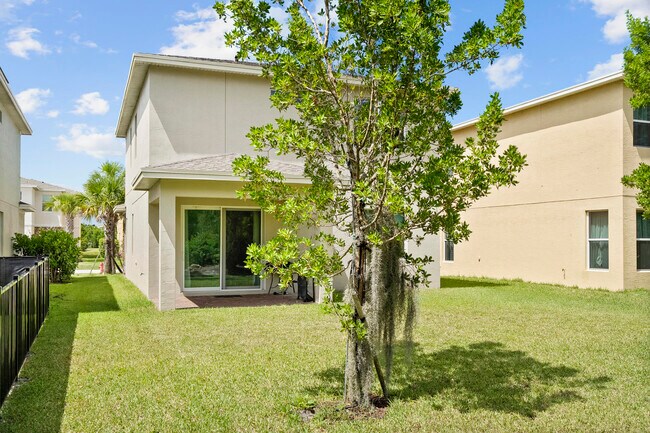 Building Photo - 1597 NW Cataluna Cir