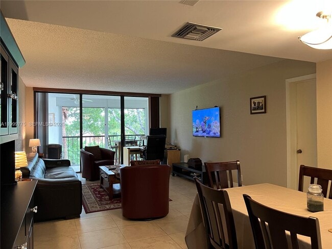 Building Photo - 16500 Golf Club Rd