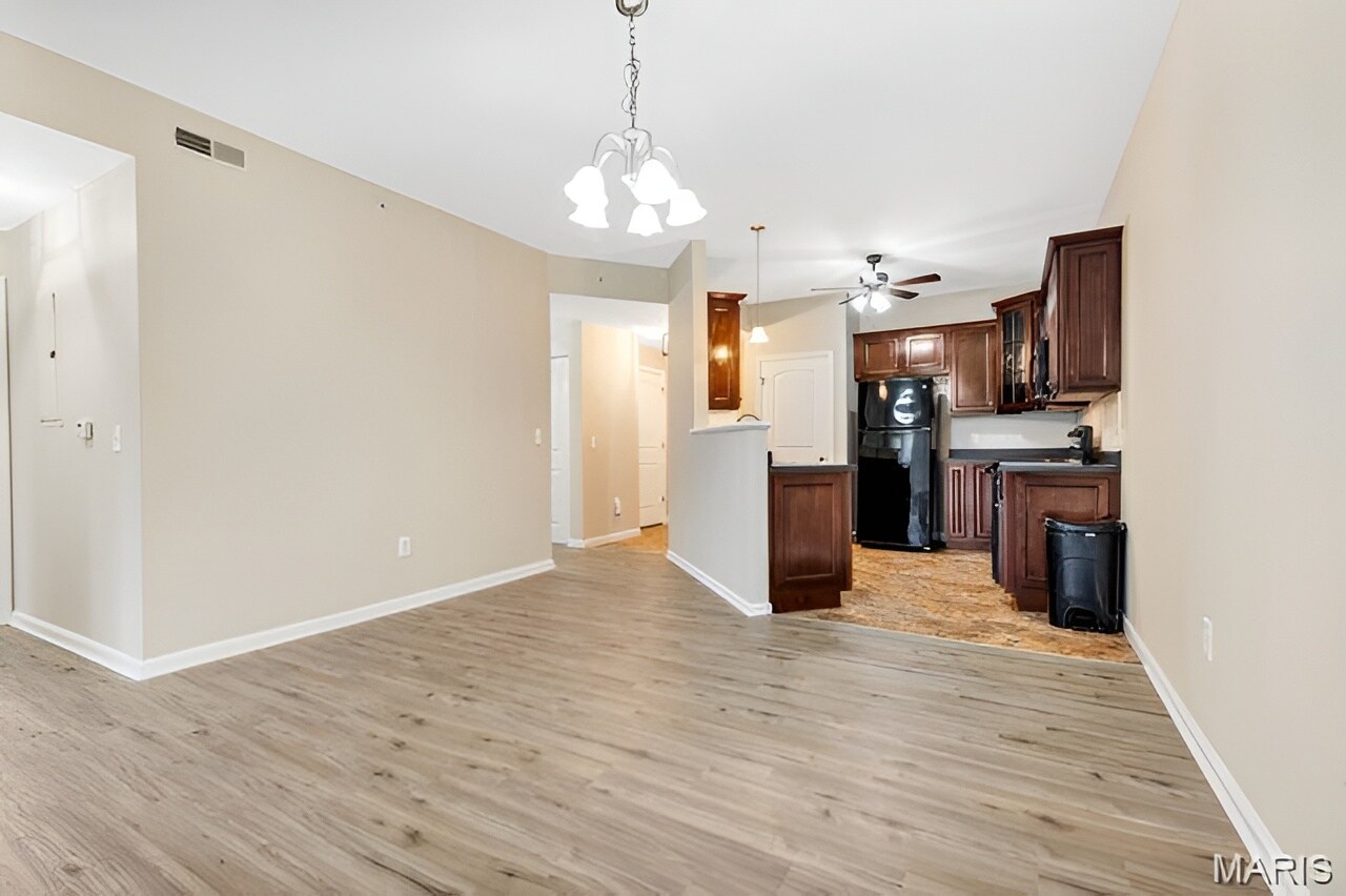 Building Photo - 115 Saint James Ct