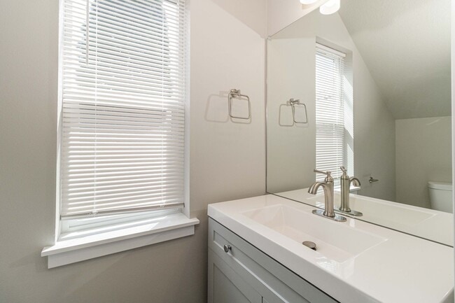 Building Photo - Move In Ready 3 Bedroom 2.5 Bathroom with Central Air Conditioning - Convenient Camas Location