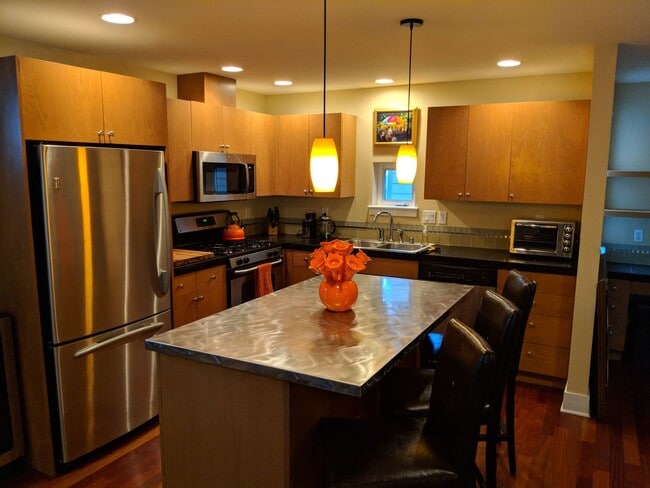 Building Photo - Ballard Townhouse