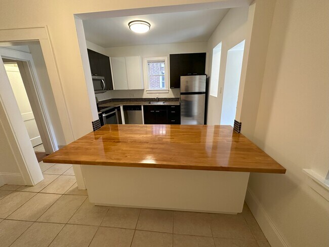 Building Photo - 605 Lamar Ave