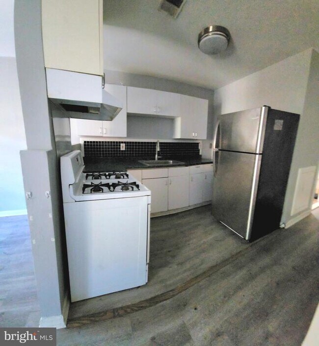 Building Photo - 1704 W Diamond St