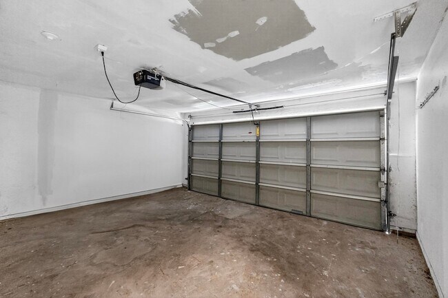 Building Photo - 2211 Sierra Dr